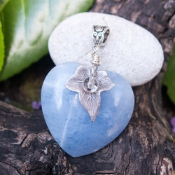 pendentif-feerique-et-nature-coeur-en-calcite-bleue-feuille-et-cristal-de-roche