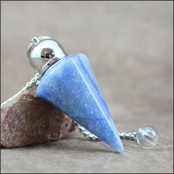 pendule-facette-quartz-bleu